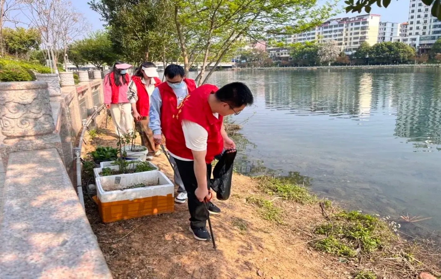 湖畔协会慈善事业的深化与拓展